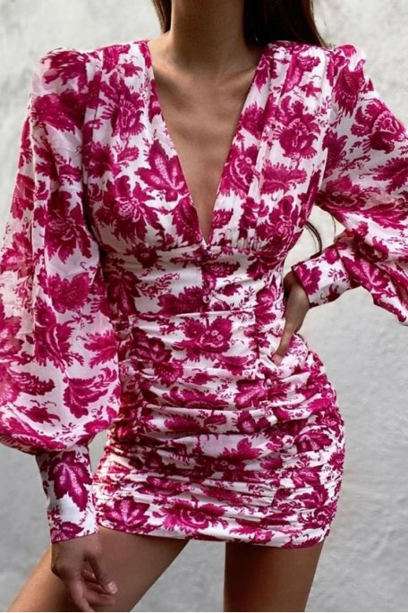 Robe courte froncée décolletée fleurie rose