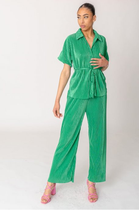 Short-sleeved set with green satin pleated fluid