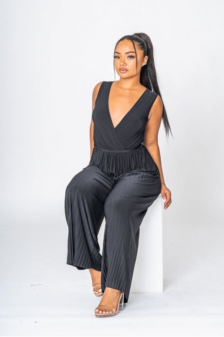 Pleated jumpsuit with black neckline
