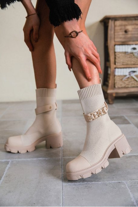 Stiefeletten im Sockenstil mit Gürtel in Beige