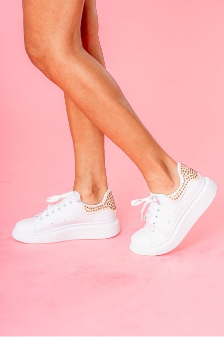 Niedrige weiße Sneakers mit goldenen Strasssteinen