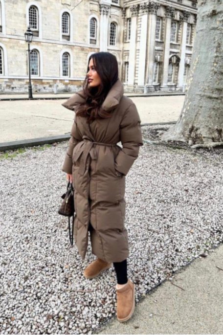Lange, gesteppte Oversize-Daunenjacke mit Gürtel in Braun