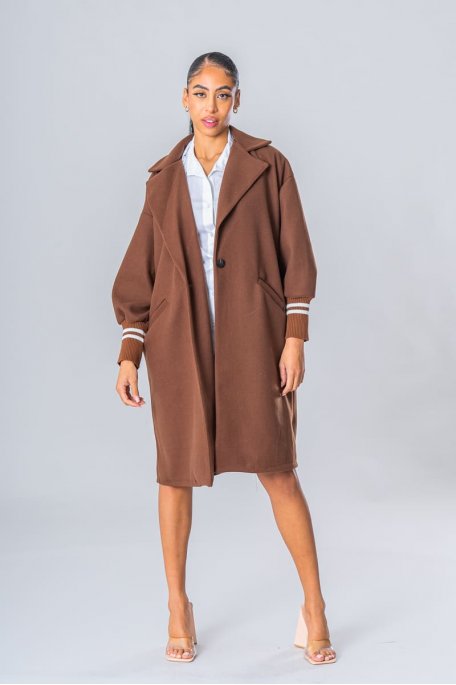 Mid-length coat with classic brown collar
