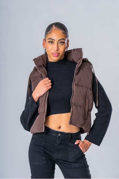 Short sleeveless jacket with brown hood