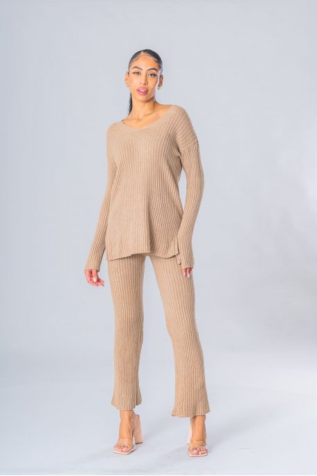 Set aus Pullover mit V-Ausschnitt und ausgestellter Hose in Beige