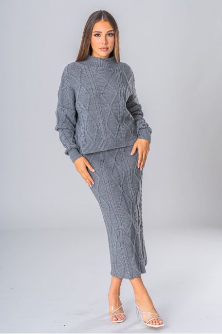 Ensemble aus Oversize-Pullover und halblangem Rock aus grauem Strick