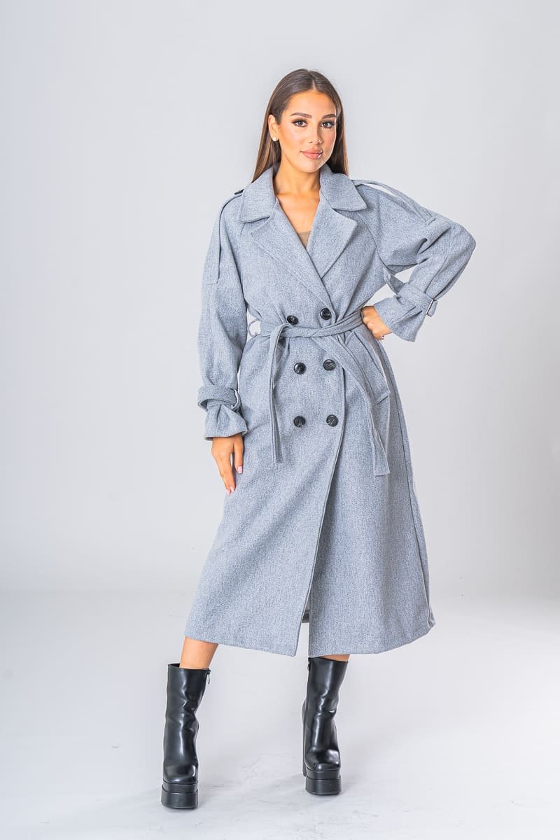 Manteau long ceinturé avec détails boutonnés gris - Cinelle Paris, mode  femme tendance.