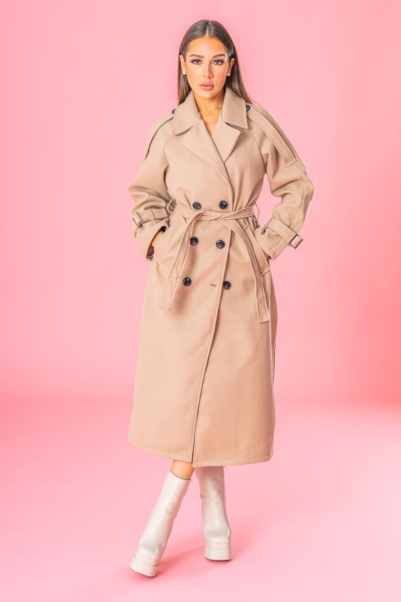 Manteau long ceinturé avec détails boutonnés beige - Cinelle Paris, mode  femme tendance.