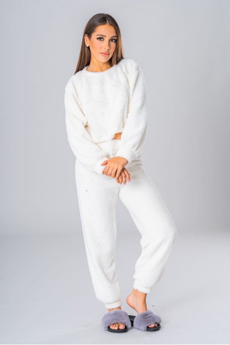 Round neck sweater and beige fluffy pants set