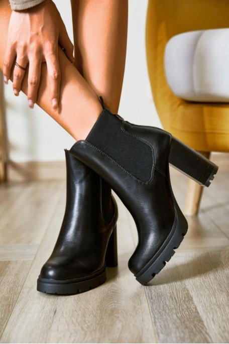 Black chelsea heels boots