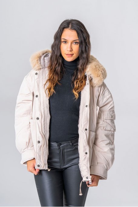 Kurze Oversize-Daunenjacke mit Kapuze in Beige