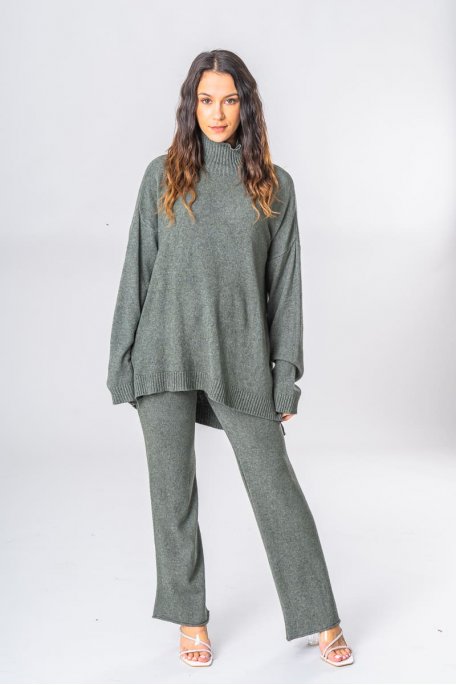 Set aus Pullover mit Schornsteinkragen und khakifarbener Hose