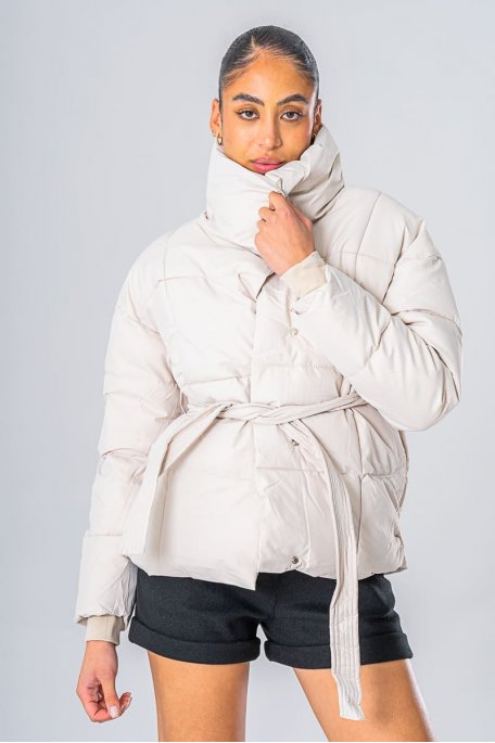 Gürtelige Pufferjacke in Beige