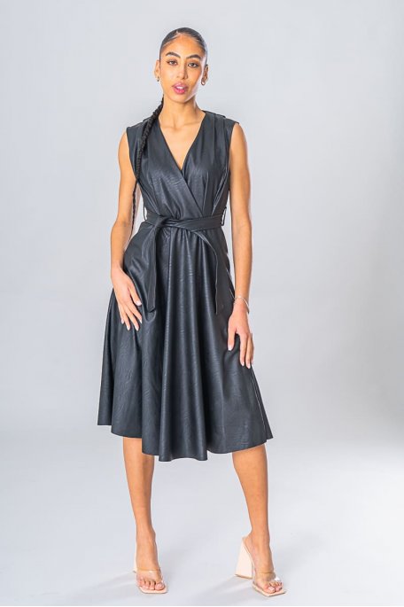 Kleid mit Gürtel aus schwarzem Kunstleder