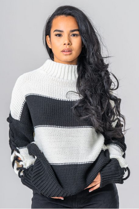 Gestreifter Oversize-Pullover mit geflochtenen Ärmeln schwarz