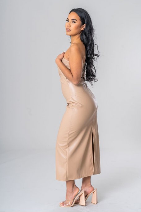 Langes, eng anliegendes, trägerloses Kleid aus Similimaterial in Beige
