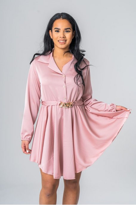 Robe courte satinée ceinturée à chaîne rose