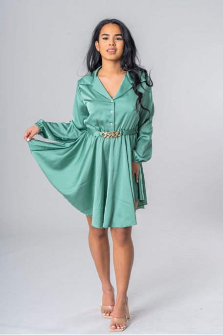Kurzes Satin-Kleid mit Kettengürtel grün