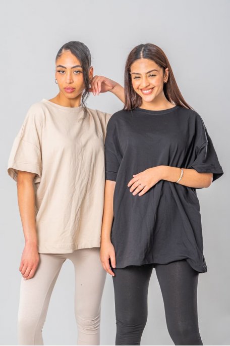 Oversize-T-Shirt und schwarze Leggings
