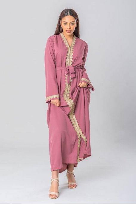 Orientalischer Kaftan mit roségoldener Stickerei