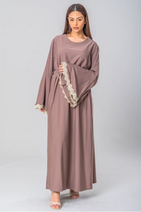 Robe abaya broderie dorée manches volants taupe
