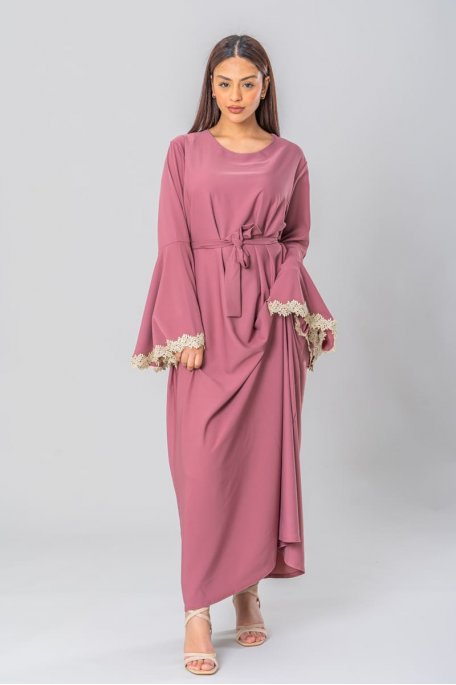 Robe abaya broderie dorée manches volants rose