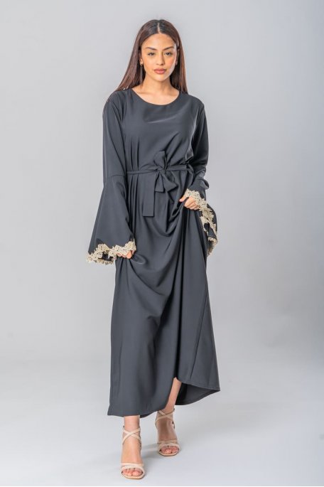 Robe abaya broderie dorée manches volants noir