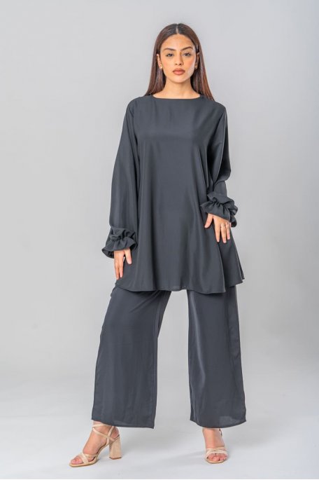Weites Ensemble aus Bluse und fließender Hose in Schwarz
