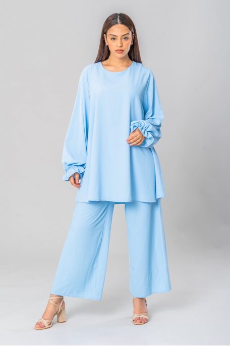 Weites Ensemble aus Bluse und fließender Hose in Blau