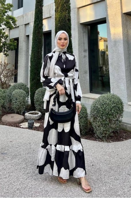 Langes Kleid mit Stehkragen schwarzes Muster