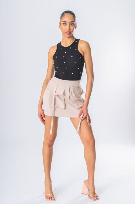 Short skirt with beige cargo pockets