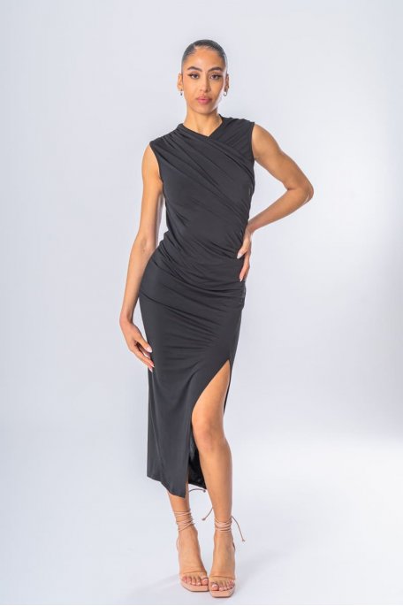 Eng anliegendes, gerafftes, ärmelloses Kleid schwarz