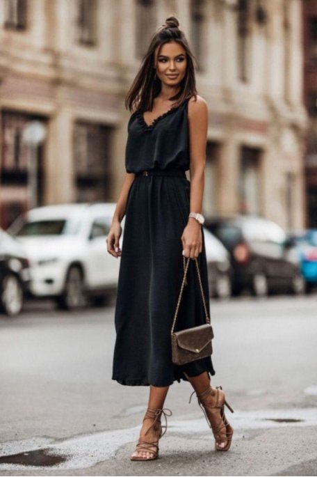 Fluid long dress with black belted straps