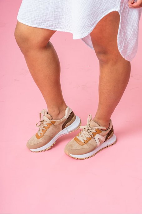 Sneakers aus zwei Materialien mit dicker Sohle in Camel