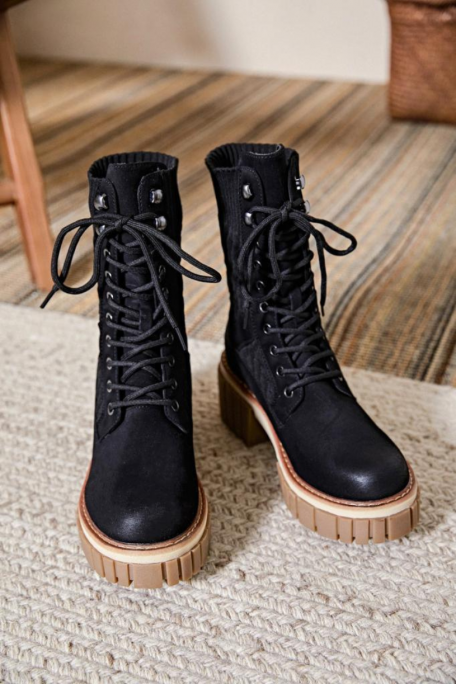 Boots bi-matière à semelle épaisse crantée et à lacets, coloris noir - vue face