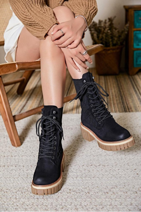 Boots bi-matière à semelle épaisse crantée et à lacets, coloris noir - vue portée