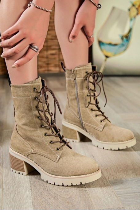 Schnürstiefeletten mit kleinen Absätzen Beige