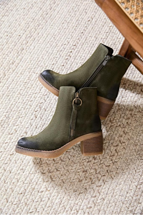 Green stained-effect heeled boots