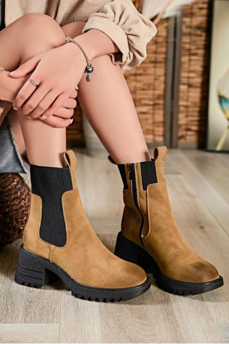 Chelsea-Boots aus zwei Materialien mit Camel-Zahnsohle