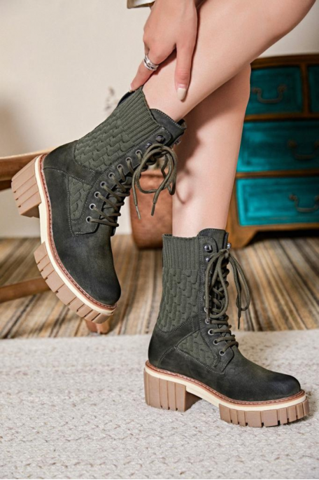 Boots bi-matière à semelle épaisse crantée et à lacets, coloris vert - vue portée