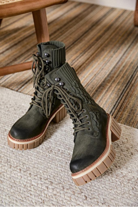 Boots bi-matière à semelle épaisse crantée et à lacets, coloris vert - vue face