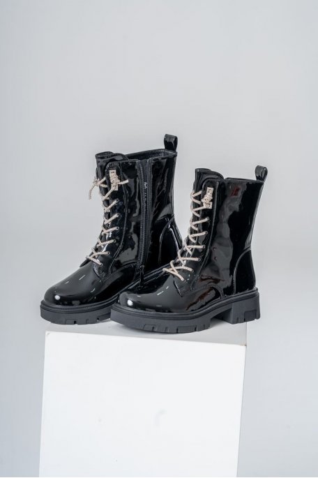 Bottines coloris noir à vinyle et à lacets strass - Vue de profil