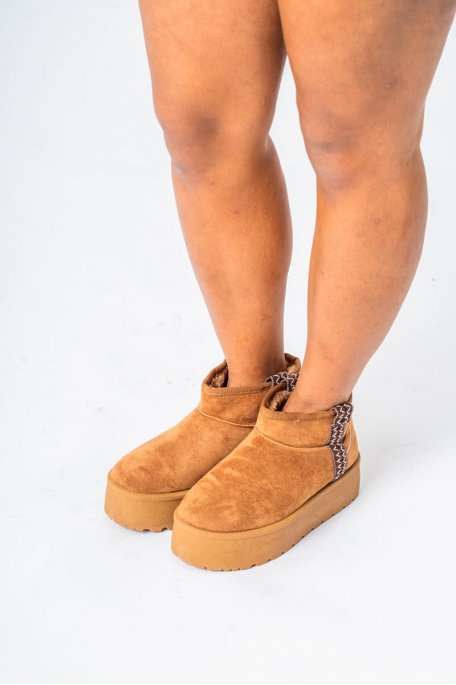 Boots courtes fourrées à plateforme coloris camel automne/hiver - Vue côté