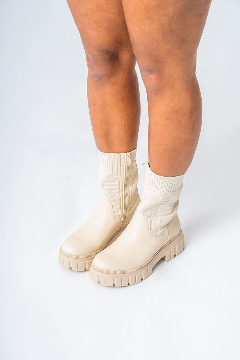 Bottines bi-matière semelle crantée simili cuir tissu relief géométrique coloris beige - Vue portée