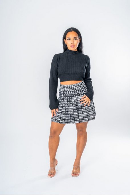 Short black houndstooth pleated skirt