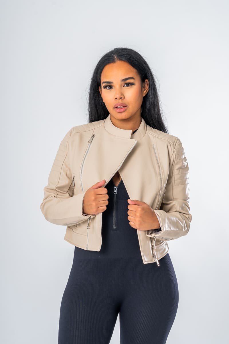 Veste en cuir courte à épaules matelassées coloris beige - vue face