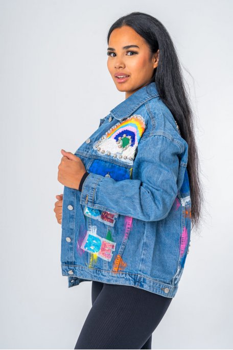 Veste en jean coloris bleu denim à empiècements décoratifs colorés - vue profil