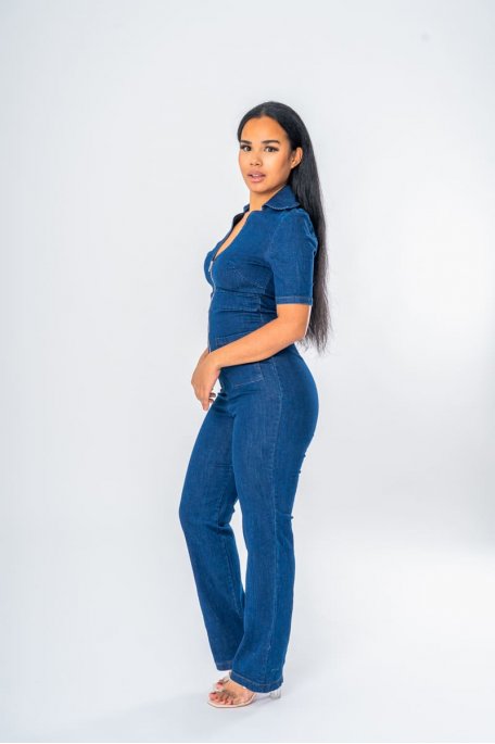 Combinaison en jean décolleté V coloris bleu - vue profil full look
