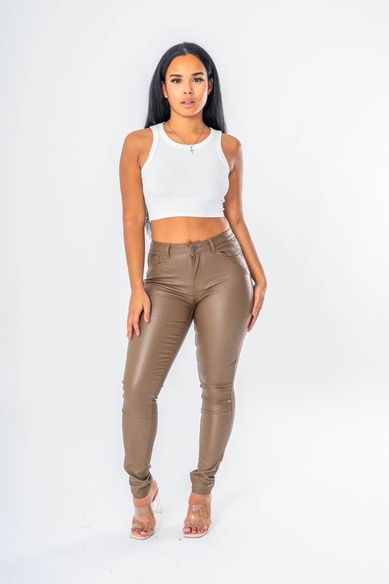 Pantalon skinny cuir vegan coloris marron stretch - vue full look