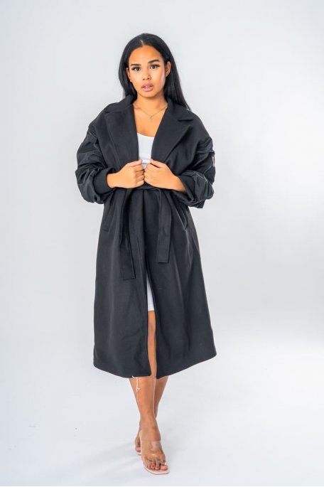 Langer, gegürteter Mantel aus zwei Materialien in Schwarz